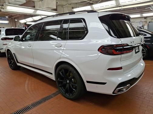 Mineral White Metallic 2024 BMW X7 xDrive40i