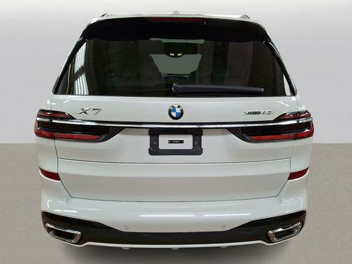 Mineral White Metallic 2024 BMW X7 xDrive40i