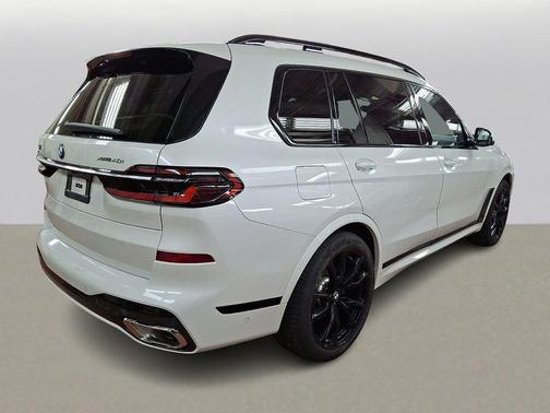 Mineral White Metallic 2024 BMW X7 xDrive40i