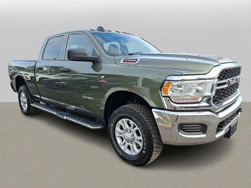 2022 RAM 2500 Tradesman Crew Cab 4x4 6'4' Box
