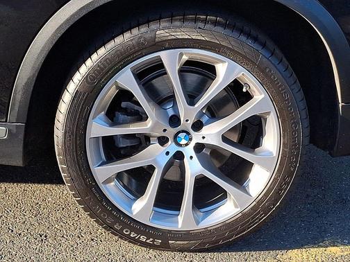 Black Sapphire Metallic 2024 BMW X5 xDrive40i