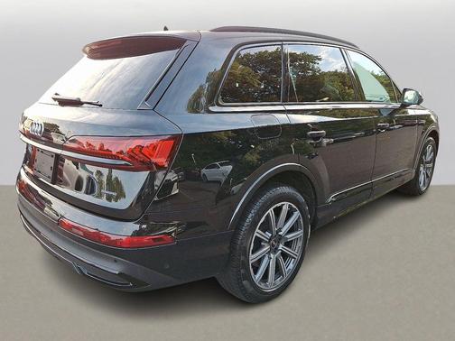 2023 Audi Q7 45 Premium Plus