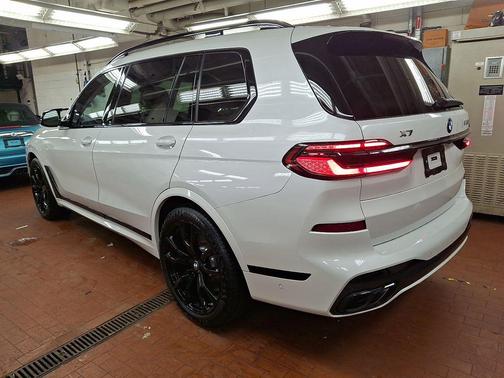 2025 BMW X7 M60i