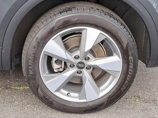 Manhattan Gray Metallic 2023 Audi Q5 40 Premium
