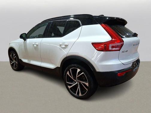 Crystal White Metallic 2021 Volvo XC40 T5 R-Design