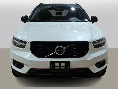 Crystal White Metallic 2021 Volvo XC40 T5 R-Design