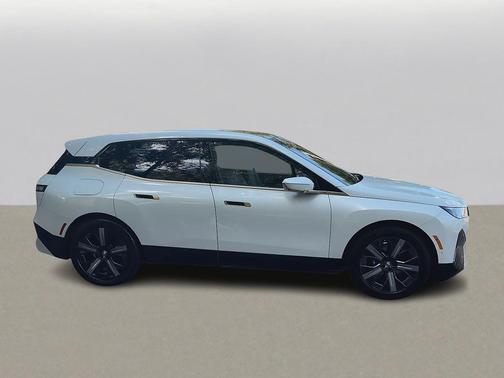 Mineral White Metallic 2023 BMW iX M60