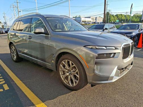 Skyscraper Grey Metallic 2026 BMW X7 xDrive40i