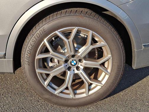 Skyscraper Grey Metallic 2026 BMW X7 xDrive40i