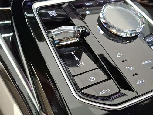 2025 BMW 740 i xDrive
