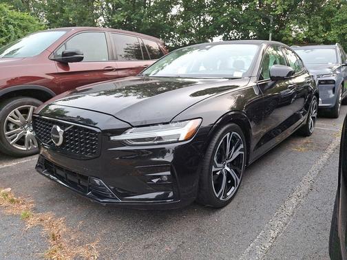2024 Volvo S60 B5 Plus Dark Theme
