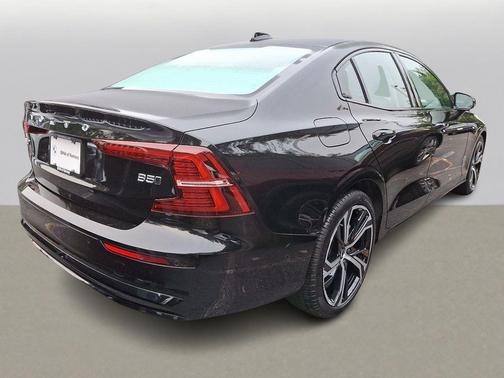 2024 Volvo S60 B5 Plus Dark Theme