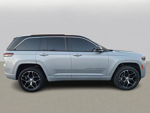 2022 Jeep Grand Cherokee Summit