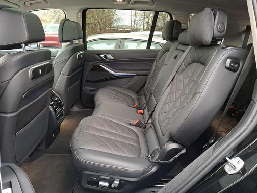 Black Sapphire Metallic 2023 BMW X7 xDrive40i