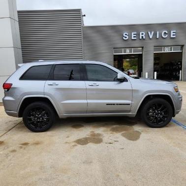 Photo 4 of 37 of 2020 Jeep Grand Cherokee Altitude