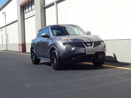 Gun Metallic 2011 Nissan Juke SV