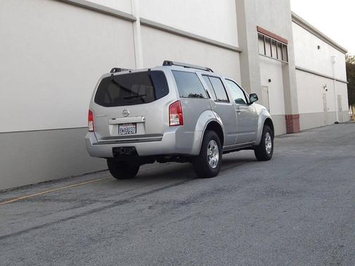 Silver Lightning Metallic 2008 Nissan Pathfinder SE Off-road