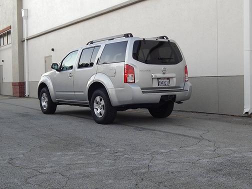 Silver Lightning Metallic 2008 Nissan Pathfinder SE Off-road