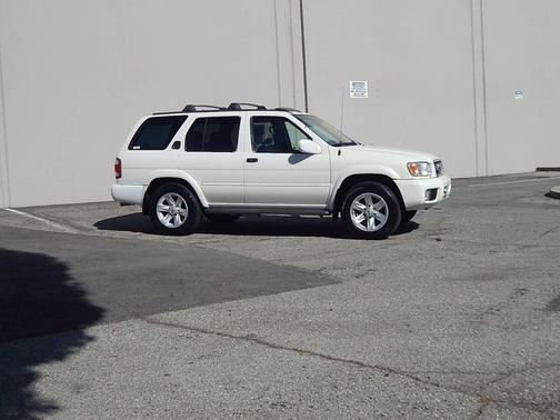 Off White 2003 Nissan Pathfinder LE