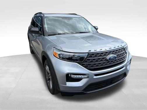 Iconic Silver Metallic 2023 Ford Explorer XLT