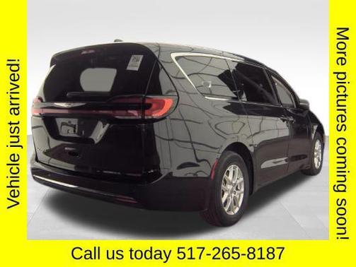 Brilliant Black Crystal Pearlcoat 2023 Chrysler Pacifica Touring L