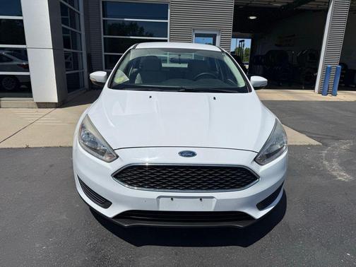 Oxford White 2017 Ford Focus SE
