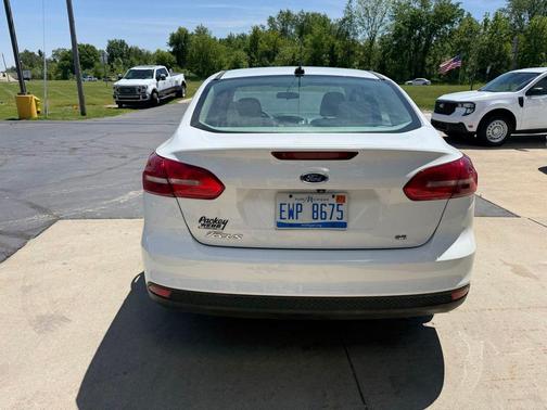 Oxford White 2017 Ford Focus SE