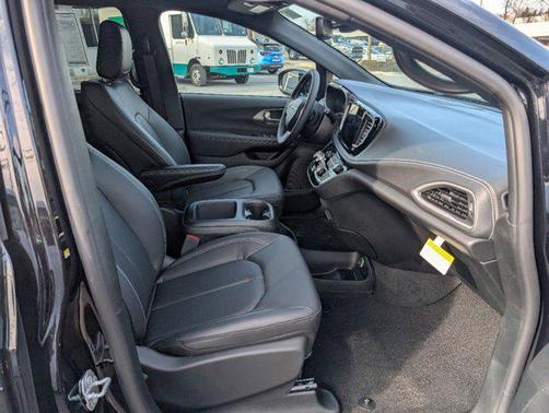 2025 Chrysler Pacifica L