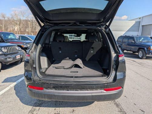 Diamond Black Crystal Pearlcoat 2026 Jeep Grand Cherokee Limited