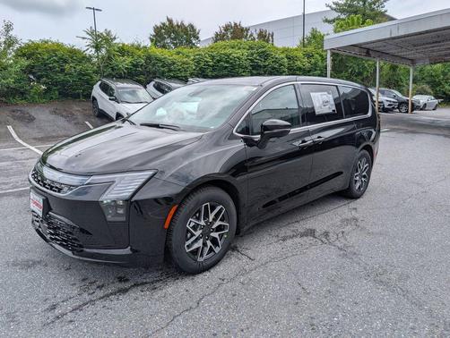 Diamond Black Crystal Pearlcoat 2027 Chrysler Pacifica Limited