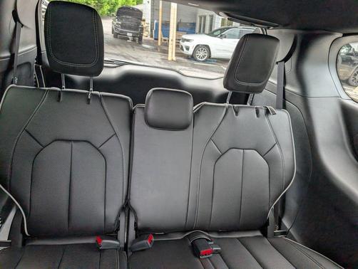 Diamond Black Crystal Pearlcoat 2027 Chrysler Pacifica Limited