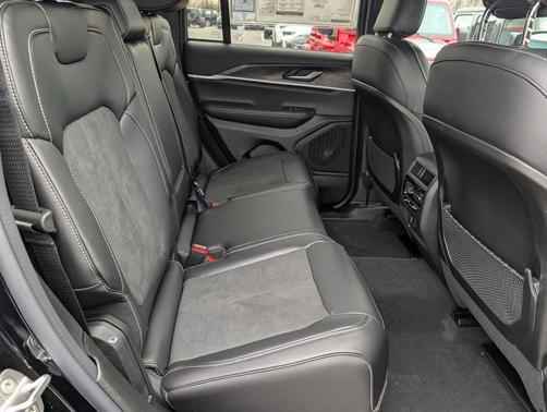 2026 Jeep Grand Cherokee Altitude