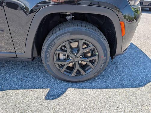 Diamond Black Crystal Pearlcoat 2026 Jeep Grand Cherokee L Altitude