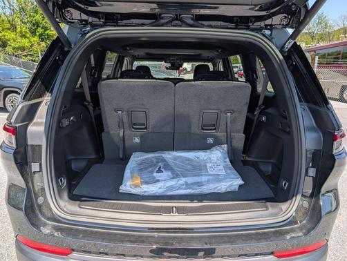 Diamond Black Crystal Pearlcoat 2026 Jeep Grand Cherokee L Altitude