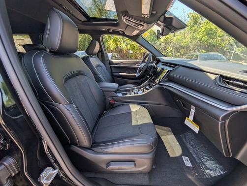 Diamond Black Crystal Pearlcoat 2026 Jeep Grand Cherokee L Altitude