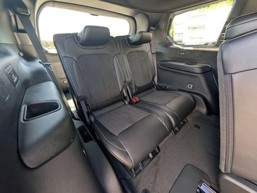 Diamond Black Crystal Pearlcoat 2026 Jeep Grand Cherokee L Altitude