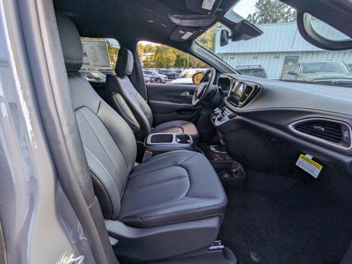 2025 Chrysler Pacifica L