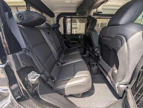 Black Clearcoat 2026 Jeep Gladiator Sahara 4x4