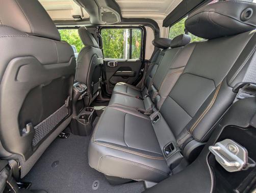 Black Clearcoat 2026 Jeep Gladiator Sahara 4x4