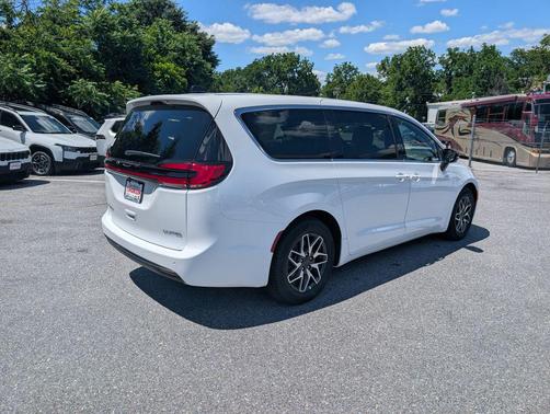 Bright White Clearcoat 2027 Chrysler Pacifica Limited