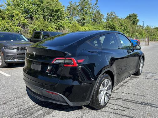 Pearl White Multi-Coat 2023 Tesla Model Y Long Range Dual Motor All-Wheel Drive