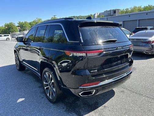 Diamond Black Crystal Pearlcoat 2023 Jeep Grand Cherokee Overland