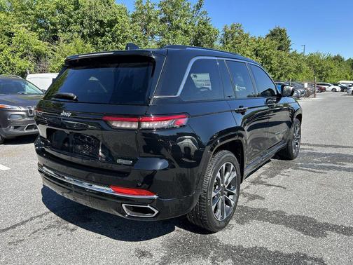 Diamond Black Crystal Pearlcoat 2023 Jeep Grand Cherokee Overland