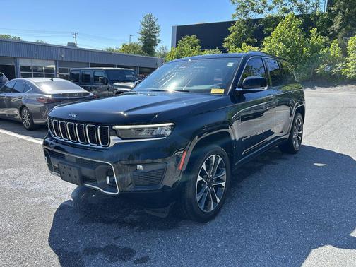 Diamond Black Crystal Pearlcoat 2023 Jeep Grand Cherokee Overland