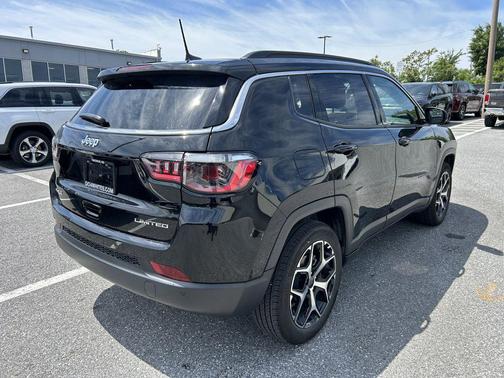 Diamond Black Crystal Pearlcoat 2025 Jeep Compass Limited