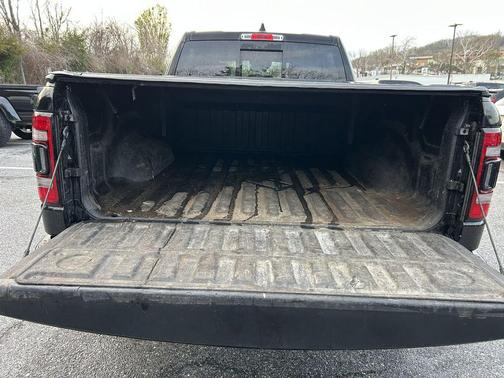 Diamond Black Crystal Pearlcoat 2022 RAM 1500 Laramie