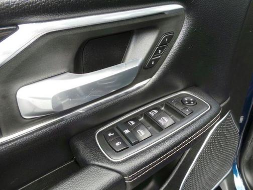 Photo 2 of 34 of 2020 RAM 1500 Laramie