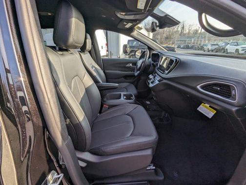 2025 Chrysler Pacifica L