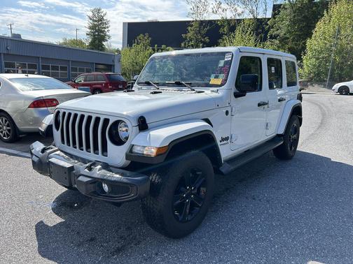 Bright White Clearcoat 2022 Jeep Wrangler Unlimited Sahara