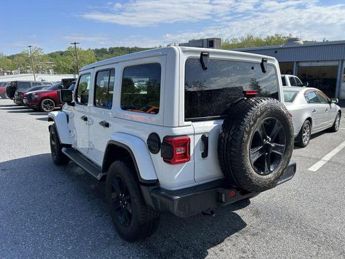 Bright White Clearcoat 2022 Jeep Wrangler Unlimited Sahara